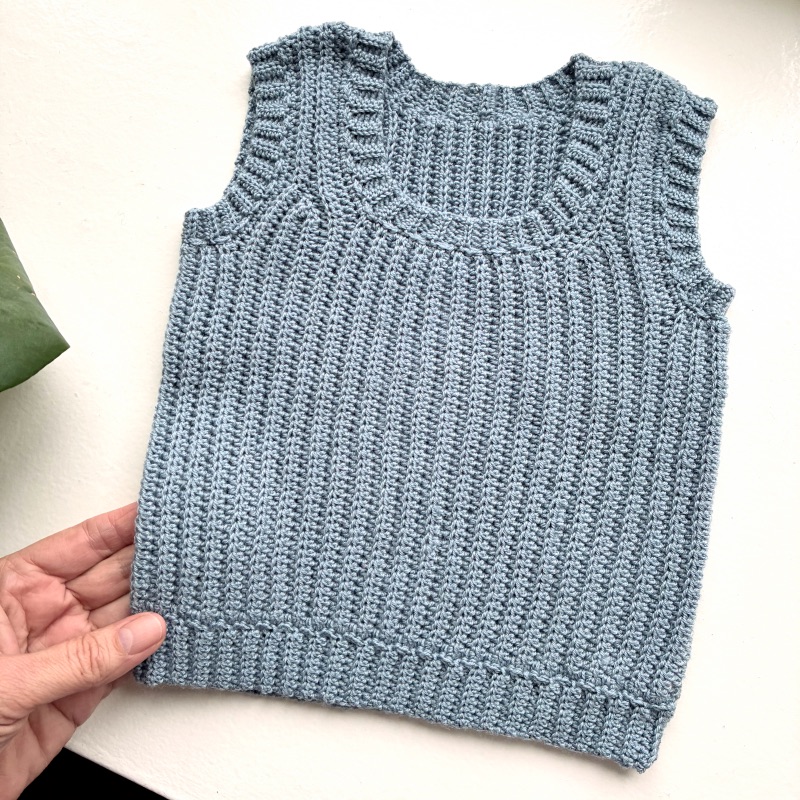 Rib hæklet vest til baby, hækleopskrift