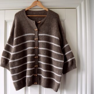 Hæklet cardigan til dame, Anna cardigan, hækleopskrift. Hæklet tøj fra Eponas.dk, Hæklet cardigan med duffel knapper