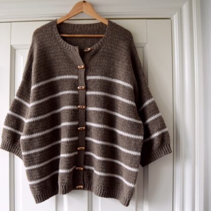 Hæklet cardigan til dame, Anna cardigan, hækleopskrift. Hæklet tøj fra Eponas.dk, Hæklet cardigan med duffel knapper