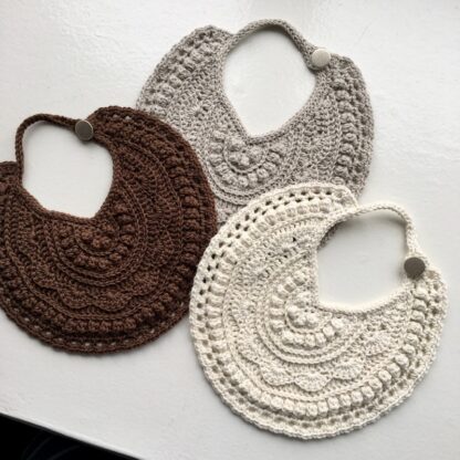 Hæklet savlesmæk, crochet bib, pattern in Danish and English