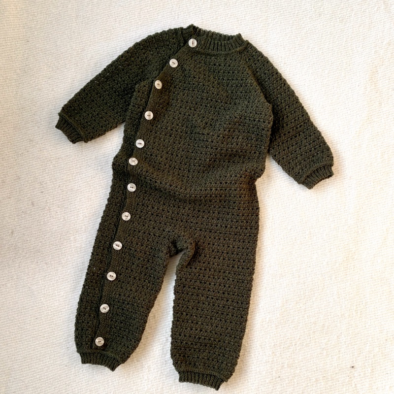 hæklet dragt til baby, hækleopskrift fra Eponas.dk