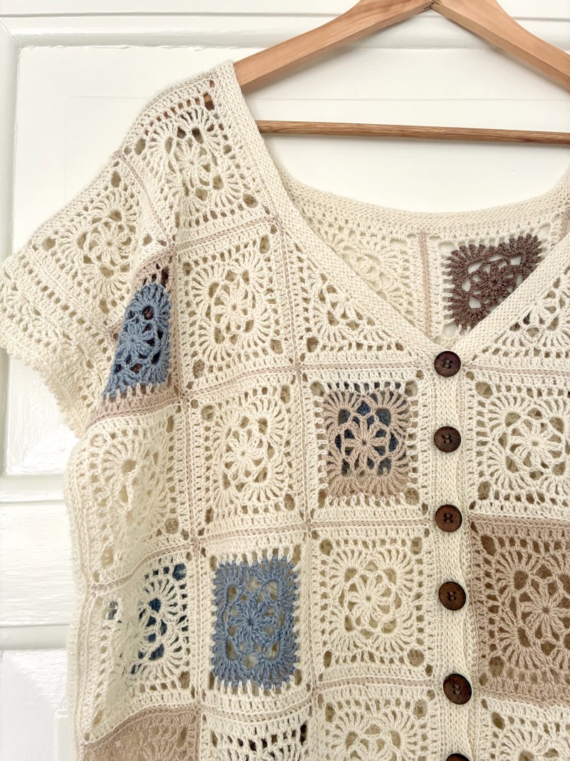 Hækleopskrift cardigan af firkanter