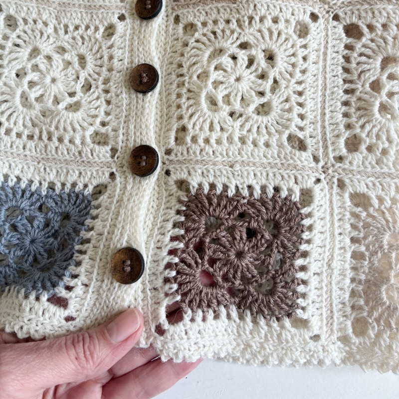 Hæklet cardigan af firkanter