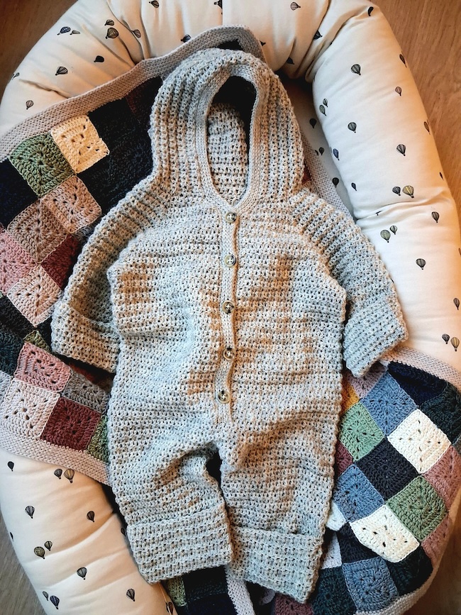 hæklet sovedragt til baby, hækleopskrift fra Eponas.dk