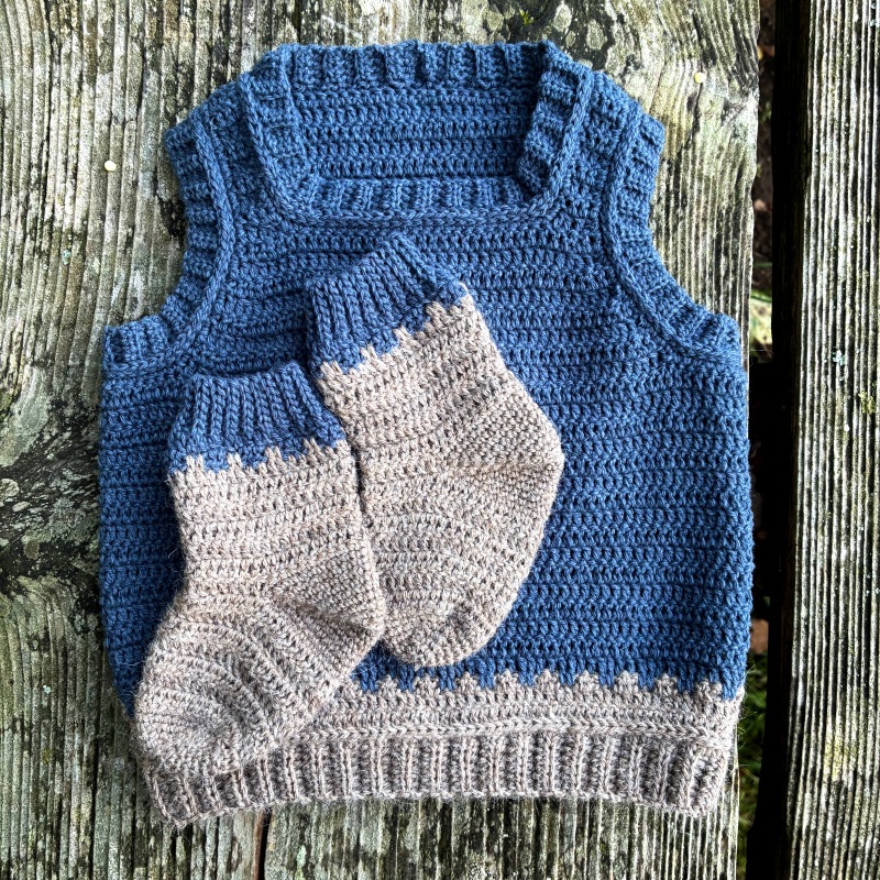 Hæklede babysokker og baby vest